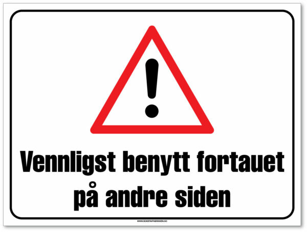 Byggeplasskilt som forteller at man må benytte fortau på andre siden