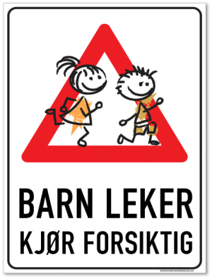 Barn leker skilt med gutt og jente som leker inni en rød varseltrekant og tekst som ber om at man kjører forsiktig